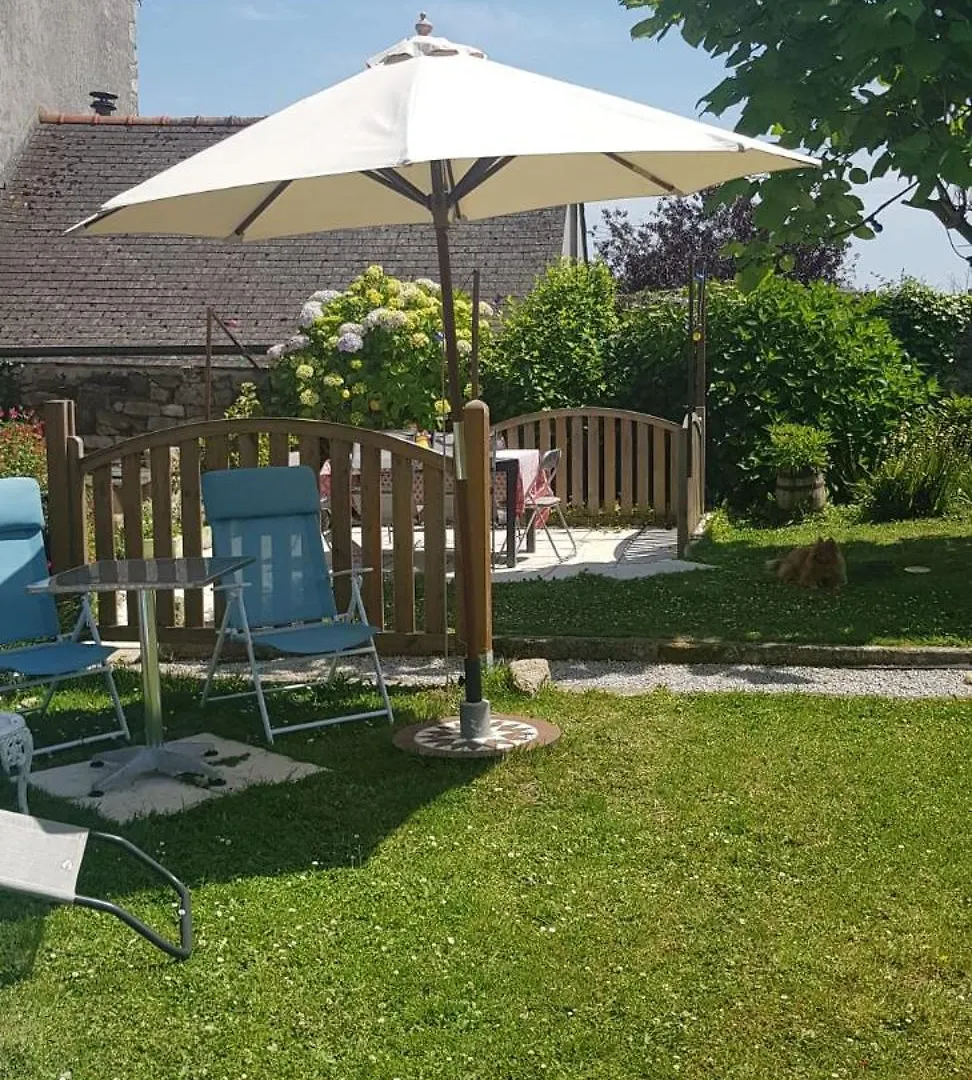 Maison Papillons Plomodiern Bed & Breakfast